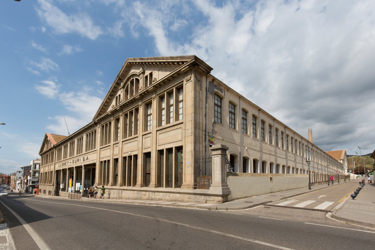 calellacfo's tweet photo. Fundada als anys 20, la Fàbrica Llobet-Guri és una antiga fàbrica tèxtil que durant el segle passat va ser un dels referents més importants d’Espanya en aquest camp.

Localitzacions, permisos, equip o allotjament 👉 https://t.co/nIvQeXl84T 

#calellaciutatplató https://t.co/UCj25qis1d