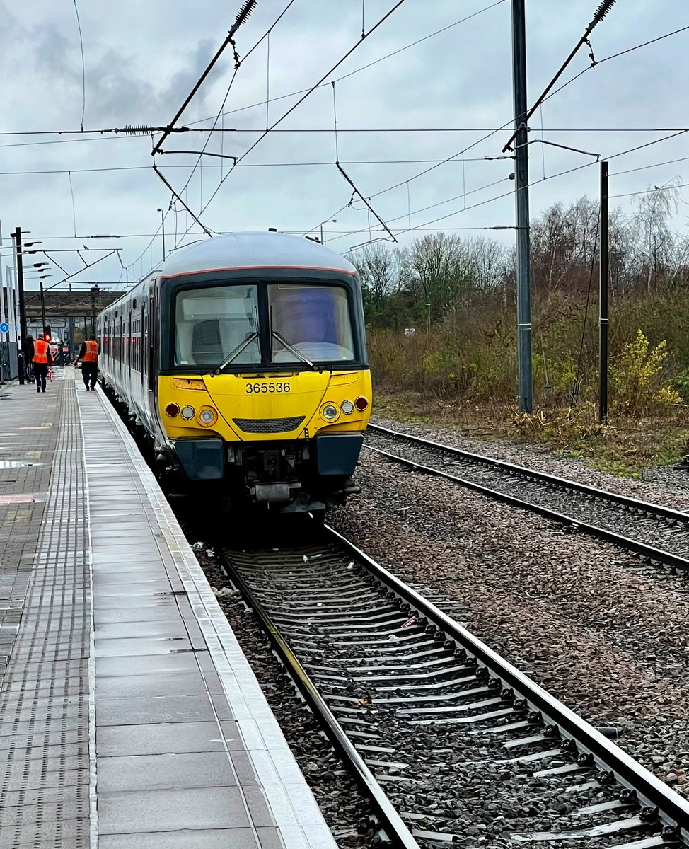hcrossers's tweet photo. These 365 units were off to Newport for the chop.. got as far as Newark Northgate Platform 3 loss of air and back to Donny they go.. the Smile looks bigger π #SafeForToday #smiletrain #Class365 https://t.co/67kd5kx5Yd