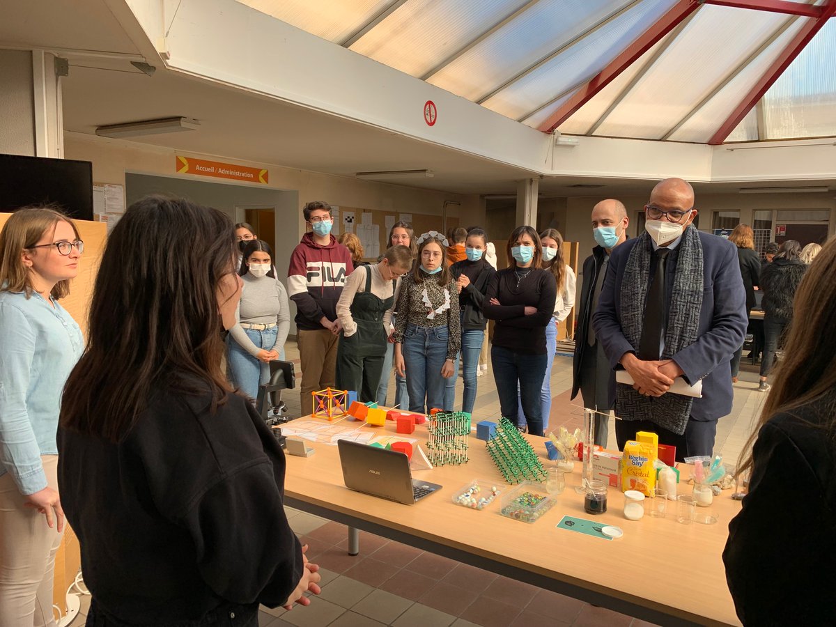 Finale académique du #ConcoursCGénial à l'<a href="/INSPE_BOURGOGNE/">INSPE BOURGOGNE</a>. Présentation des 6 équipes finalistes au recteur <a href="/NNgahane/">N'GAHANE Pierre</a>. Bravo à tous les participants pour ces beaux projets ! 👏 #CultureScientifique