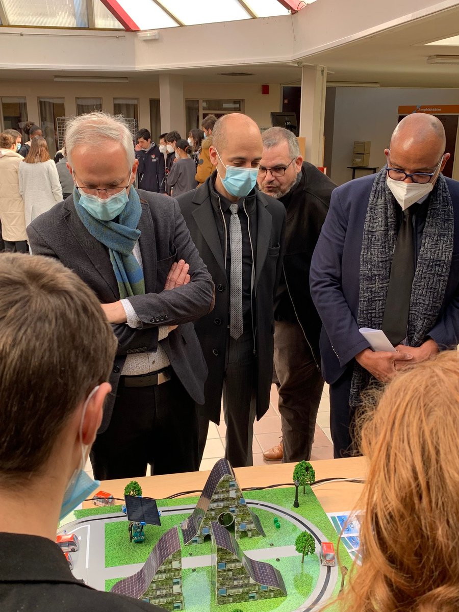 AcademieDijon's tweet photo. Finale académique du #ConcoursCGénial à l'@INSPE_BOURGOGNE. Présentation des 6 équipes finalistes au recteur @NNgahane. Bravo à tous les participants pour ces beaux projets ! 👏 #CultureScientifique https://t.co/D6BzOkRFC3