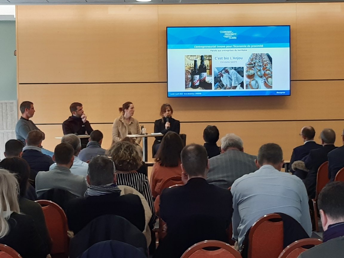 _karineadam's tweet photo. Conférence de la 4ème édition 
Biennale de l'Économie de #proximité en Pays de la Loire.
Entreprendre sur les territoires en #PaysdelaLoire en 2022. Être accompagné pour développer l'économie de proximité en PDL.
@JoelFourny @EricGrelier @cci @cmarPDL @chambreagri_PDL https://t.co/N52MbrFcsG