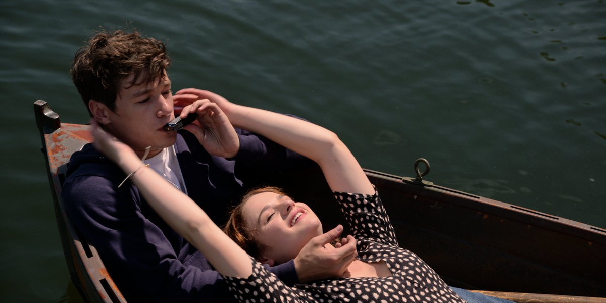 NetflixPelis's tweet photo. ¿Una historia de amor entre un fantasma y una persona protagonizada por Joey King? Vamos con todo y sin dudarlo. #EntreDosMundos, basada en la novela de Mark Klein, llega el viernes. https://t.co/GpzLaAyCQX