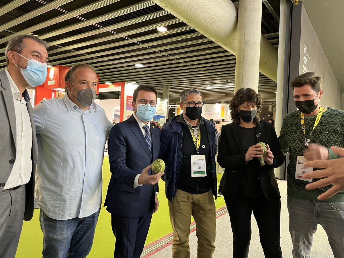 CoopagricolPrat's tweet photo. El president @perearagones i la consellera @TeresaJorda ja coneixen l’autèntica #CarxofaPrat en la seva visita a @AlimentariaBCN https://t.co/lwVg6fMIln