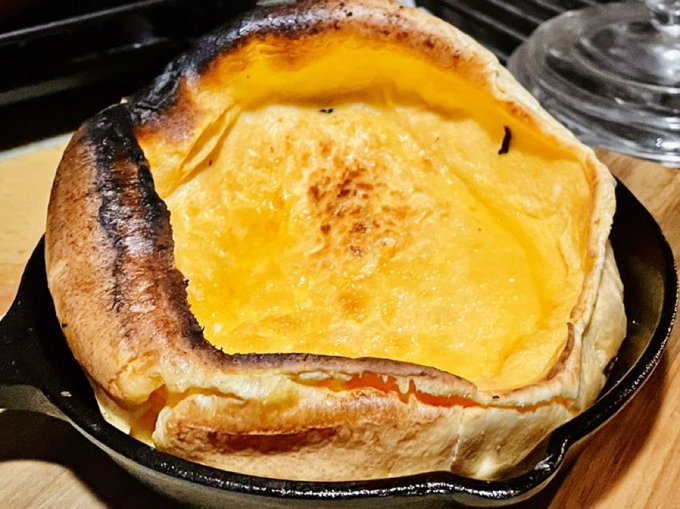 ダッチベイビーっていう、耐熱容器とオーブントースターあれば可能で、砂糖も使わないお手軽ホットケーキがあってな
卵、小麦粉、牛乳、ひとつまみの塩
それとバターがあればできてしまうヘルシー軽食
全世界におすすめしたい
オーブントースターや耐熱容器なければフライパンでも可能なので是非 