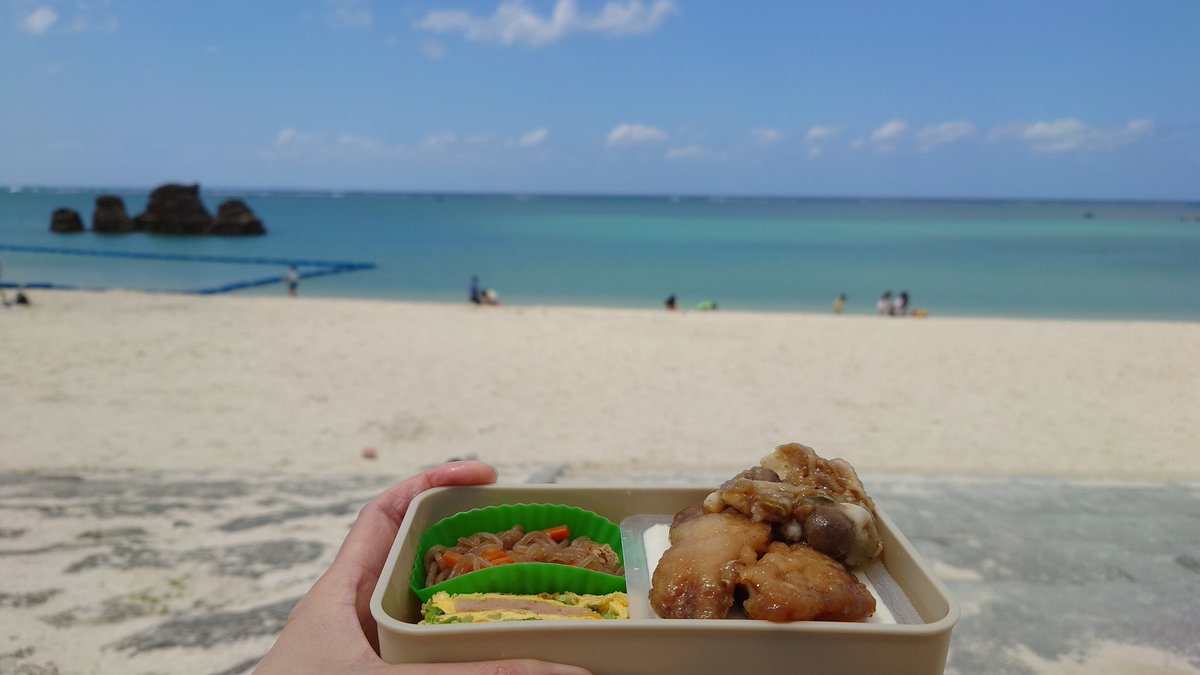 yuttarinchu's tweet photo. 今日は沖縄の海と
#ウサメシティン 
なランチタイムでした https://t.co/mXz72Pqsmd