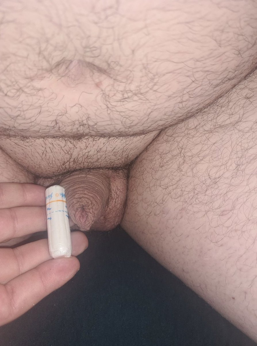 Patrzcie kurwa na tego mikrusa🤣 aż musiałem porównać z tamponem jego żonki…nie wiem jak on ją zaspokaja. Tym da się w ogóle sikać? Bo o ruchaniu można pomarzyć!🤣 Dostał parę kopów, zapłacił i jeszcze podziękował! #findom #onlyfans #dick #domination #chasity #gay #cashslave #RT