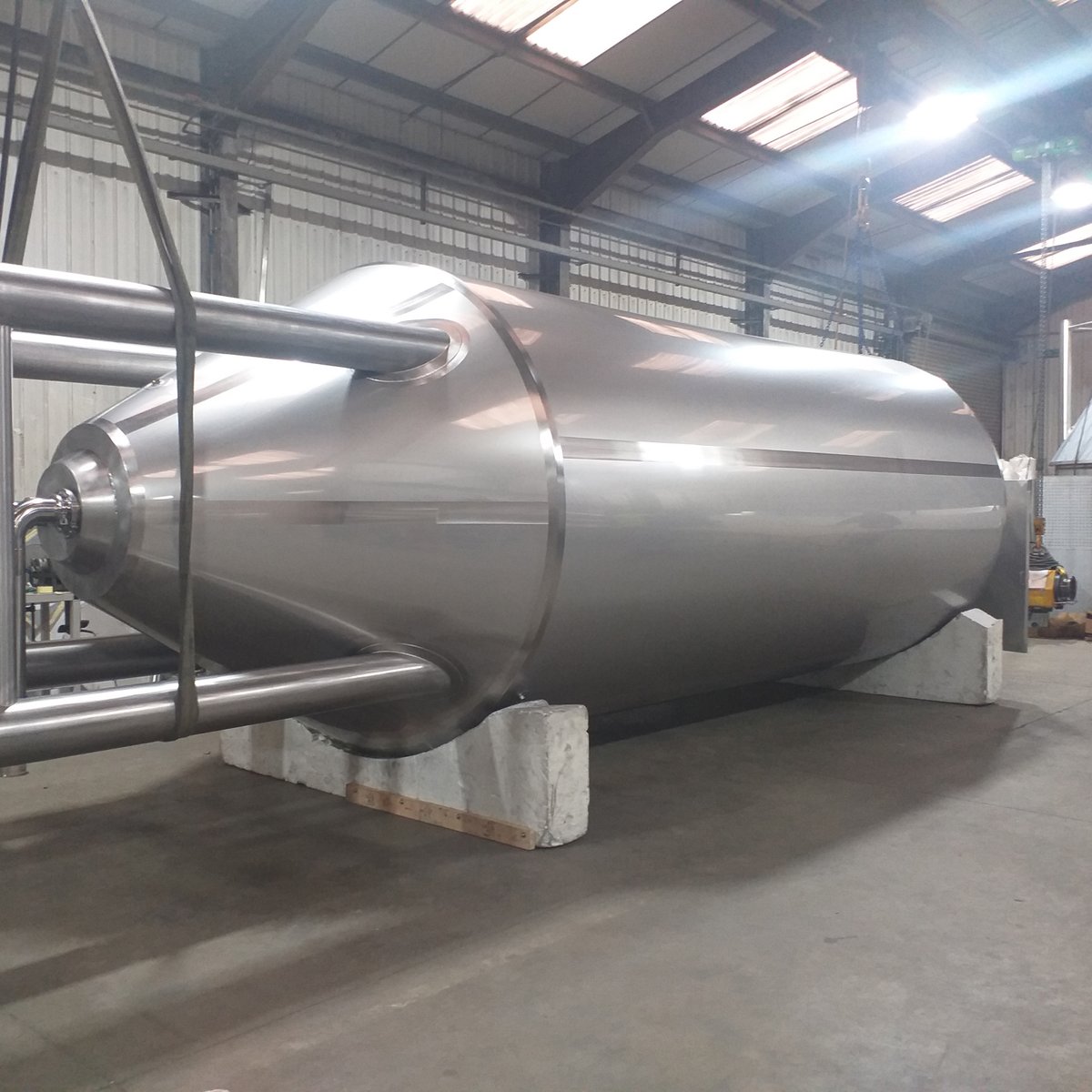Britanx_'s tweet photo. Two 200HL DPVs northbound!
 
#DPV #unitank #fermentation #FV #conicalfermenter #craft #beer #brewery #beverage #breweryvessels #beertank #vessels #ukmanufacturing #ukmanufacturer #ukmfg #madeinbritain #britishtanks #britanx #fabdec #stainlesssteel https://t.co/hvpzKbWkI4