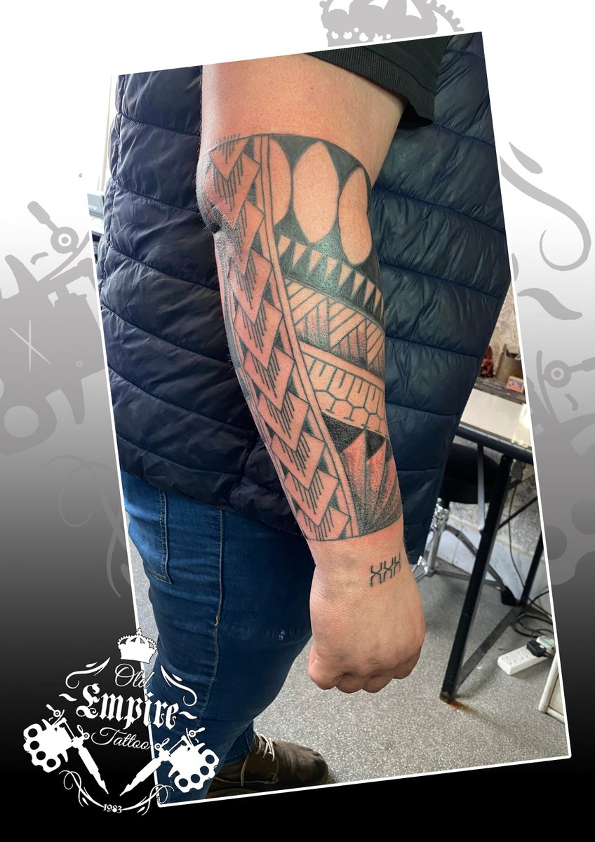 Joel_Tattoo_12's tweet photo. Another session doing the shading on this Polynesian tribal sleeve! 🤩

#polynesian #polynesianart #polynesiantattoo #polynesiantattoos #tribaltattoo #tribaltattoo #oldempiretattoostudio #blackandgreyartist #blackandgreyink #manchester #tattooartist #tattoodesign #tattooideas https://t.co/Ko3H93l0zy