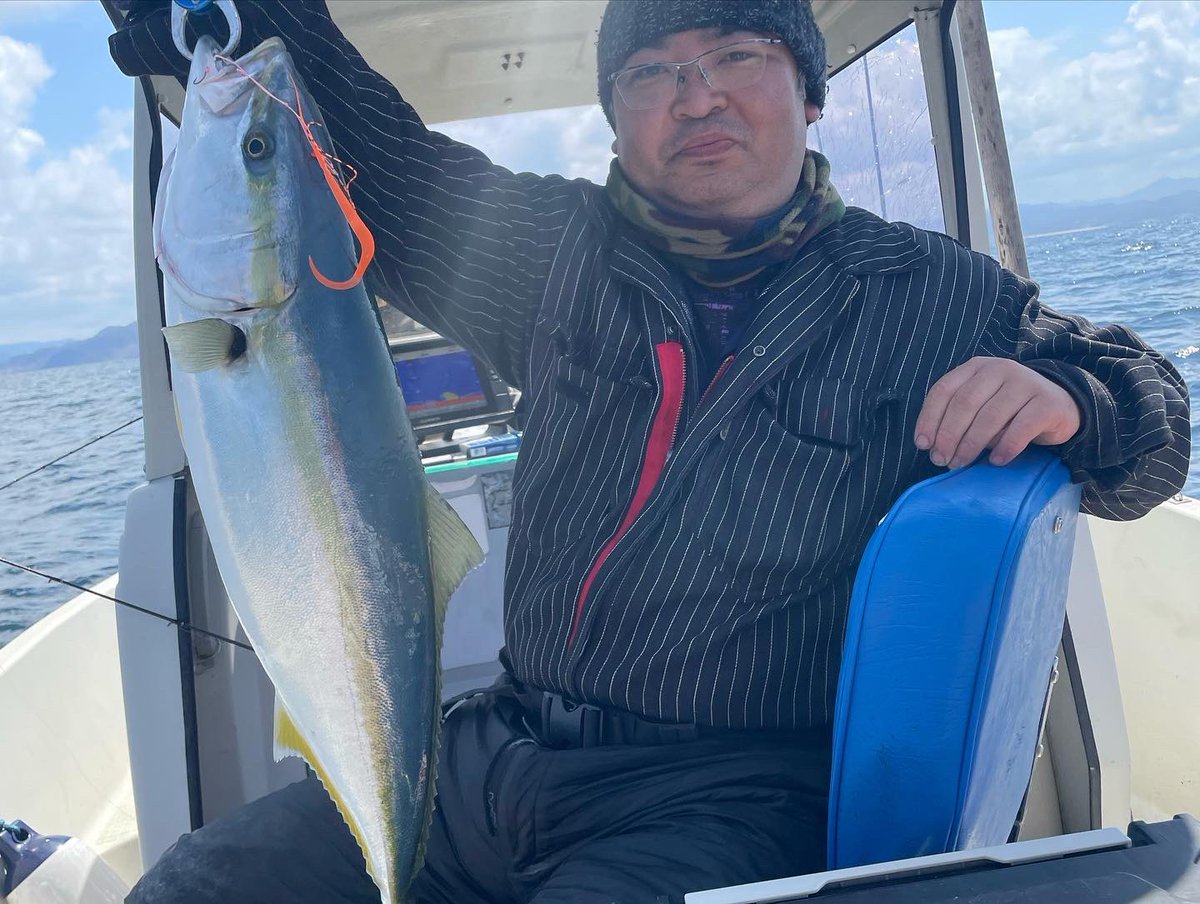 yjtkd4's tweet photo. 今日は別の知人を乗せて再度マイボート
今朝は昨日程の感度や食気は無かったもののタイラバは適度に鯛が遊びに来てくれました😊
昼一PE0.8にリーダー14ポンドにヒットし上がってきたのはまさかのメジロ😱
一昨年のブリに続き2回目ですが正直きつかった
#シマノ
#エンゲツ
#ディープタイラバ https://t.co/tKStfs6nbn