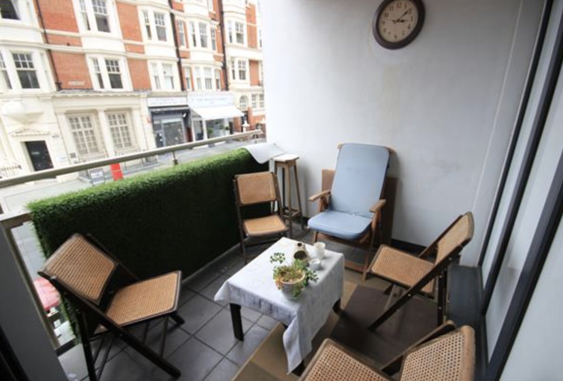 KhalilInfo's tweet photo. Premium 2 bed fully furnished apartment.  2 large bedrooms, 1 en-suite bathroom, 1 bathroom, huge open plan living room and kitchen. Balcony with views over Palmeira Sq #Hove.

£2,500 p/m +£300 for Gas, electricity, water, internet and council tax. Available 19th April. https://t.co/v3dOeaPBvd