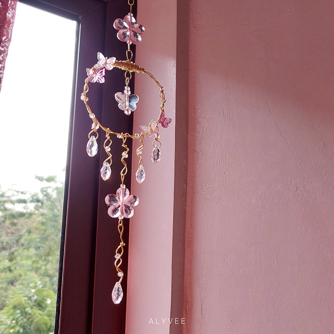 alyvee_art's tweet photo. 💖 Shop 4.4 Update 💖
New suncatchers are now available!~ 💕 Was also able to restock the previous pink flower design 🌸 

Shop link: https://t.co/bivXUFJrvF
💖 I will also post individual product links below

RTs are very much appreciated! 💕 https://t.co/1Ov4Vjc1xE