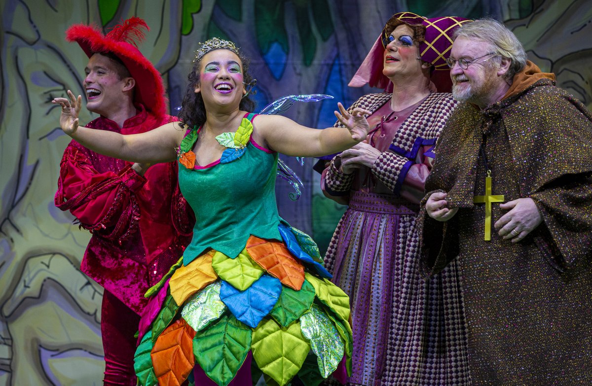 theLBT's tweet image. Huge congratulations to @beccaleeisaacs who has been nominated for a @UKPantomime Award in the category of Best Early Career Newcomer 👏👏👏 

That makes 4 nominations for our stellar panto Robin Hood! 🏹🎯