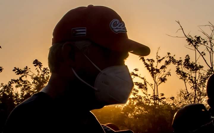 Justo cuando rayaba el sol al filo del horizonte en la mañana, justo ahí, estaba nuestro presidente <a href="/DiazCanelB/">Miguel Díaz-Canel Bermúdez</a> ya en el zurco, con nuestra juventud, con nosotros haciendo Cuba. Estoy orgulloso de tener un líder y guía como él. #VamosConTodo #60UJC