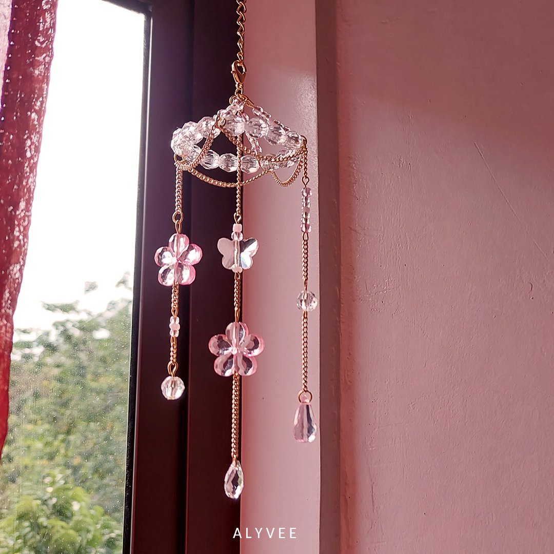 alyvee_art's tweet photo. 💖 Shop 4.4 Update 💖
New suncatchers are now available!~ 💕 Was also able to restock the previous pink flower design 🌸 

Shop link: https://t.co/bivXUFJrvF
💖 I will also post individual product links below

RTs are very much appreciated! 💕 https://t.co/1Ov4Vjc1xE