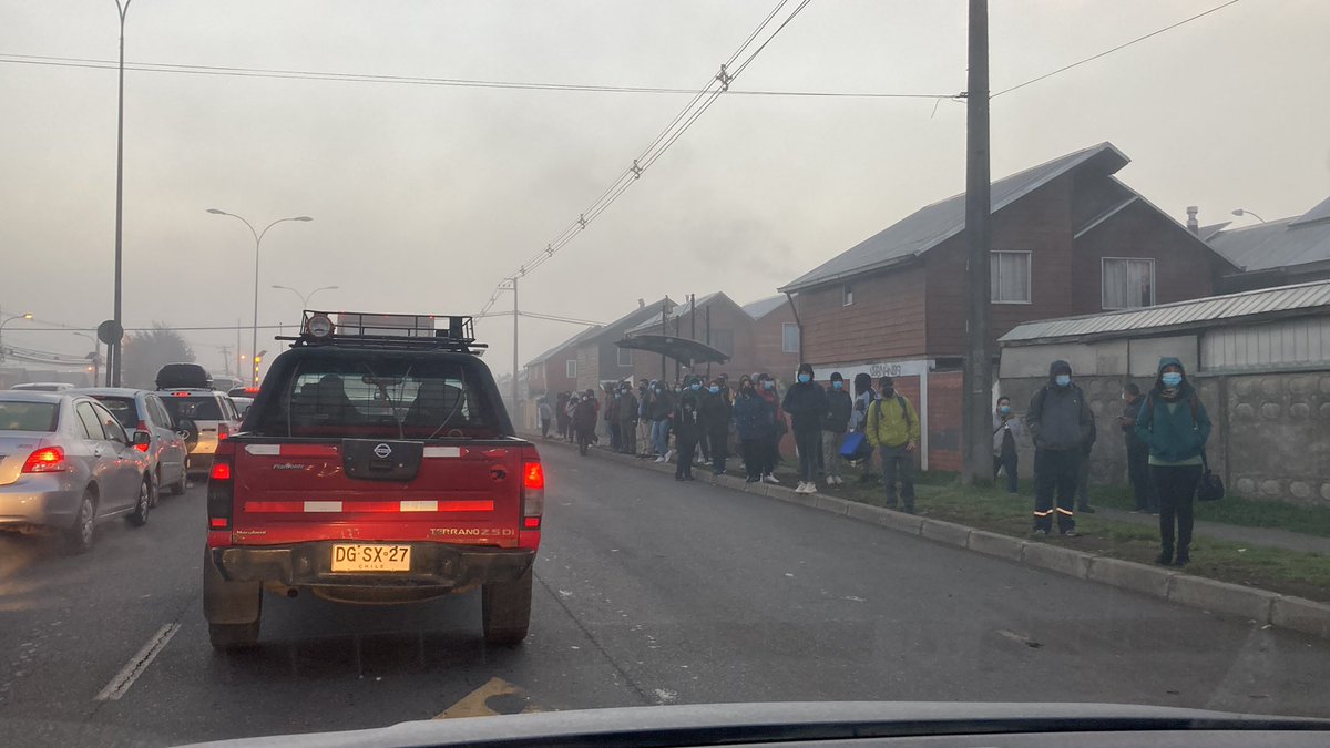 A las 6.54. Entrando a labranza muchas personas esperando locomoción y el tráfico será denso y complejo. Cuidado a los conductores. Y un llamado de alerta a las autoridades <a href="/MTTLaAraucania/">SeremiTT Región de La Araucanía</a> <a href="/gorearaucania/">Gobierno de La Araucanía</a> <a href="/animalderadiote/">animalderadiotemuco</a> tenemos que hacer algo