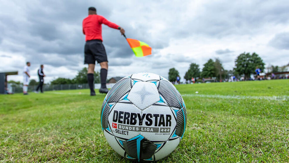TAGEBLATTonline's tweet photo. Fußballfan dreht durch: Spiel des Schwinger FC gegen SV Burweg abgebrochen #schwingersc #svburgweg #burweg #schwinge #fußball https://t.co/jLq2p7hJEc https://t.co/olOMmYPhWY