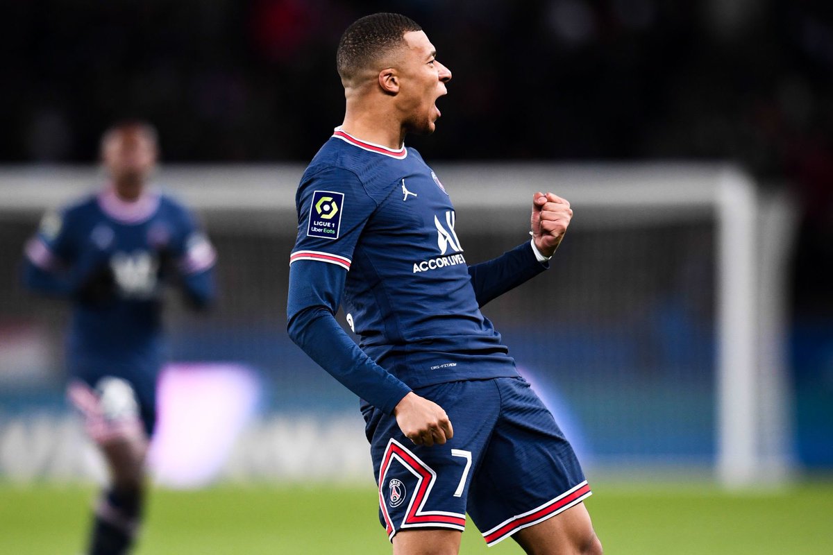 ActuFoot_'s tweet image. Les deux derniers matches de Kylian Mbappé :

⚽️⚽️🎯🎯 vs Afrique du Sud

⚽️⚽️🎯🎯🎯 vs Lorient

Impliqué dans 9 des 10 buts de ses équipes. 🤯

Y’a même pas de débat, c’est LE meilleur joueur du monde en ce moment.