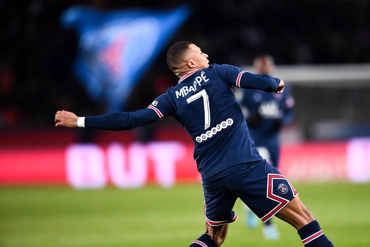 ActuFoot_'s tweet image. Les deux derniers matches de Kylian Mbappé :

⚽️⚽️🎯🎯 vs Afrique du Sud

⚽️⚽️🎯🎯🎯 vs Lorient

Impliqué dans 9 des 10 buts de ses équipes. 🤯

Y’a même pas de débat, c’est LE meilleur joueur du monde en ce moment.