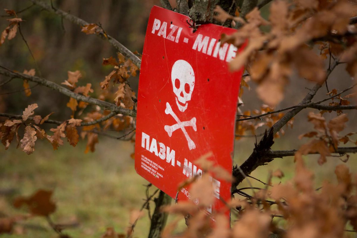 josattler's tweet photo. #MineAwarenessDay reminds of serious threat mines &amp; explosive remnants of war pose ⚠️

#EU is one of largest donors for #MineAction in BiH w €50mio, incl.
🔸️Training 
🔸️Equipment
🔸️Mapping (+ 📱 app)
🔸️Assist. to victims &amp; more
+ €10 mio. for #BiHAF demining capacities https://t.co/CdQYdByQxY