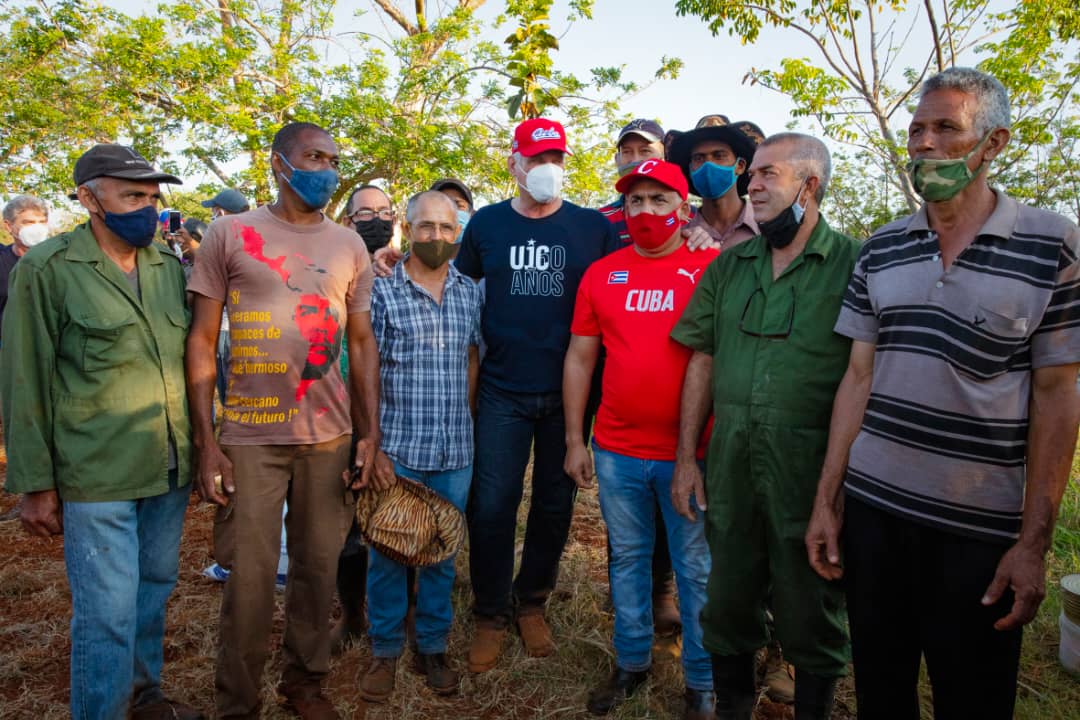 DiazCanelB's tweet photo. Después de sembrar la tierra y dialogar con la juventud, las energías se multiplican. Estamos celebrando dos cumpleaños: #60UJC y #OPJM61. Felicidades y gracias. Por la inspiración y por la alegría. Ser joven es una actitud. #CubaVive https://t.co/qdUTmd6OMo