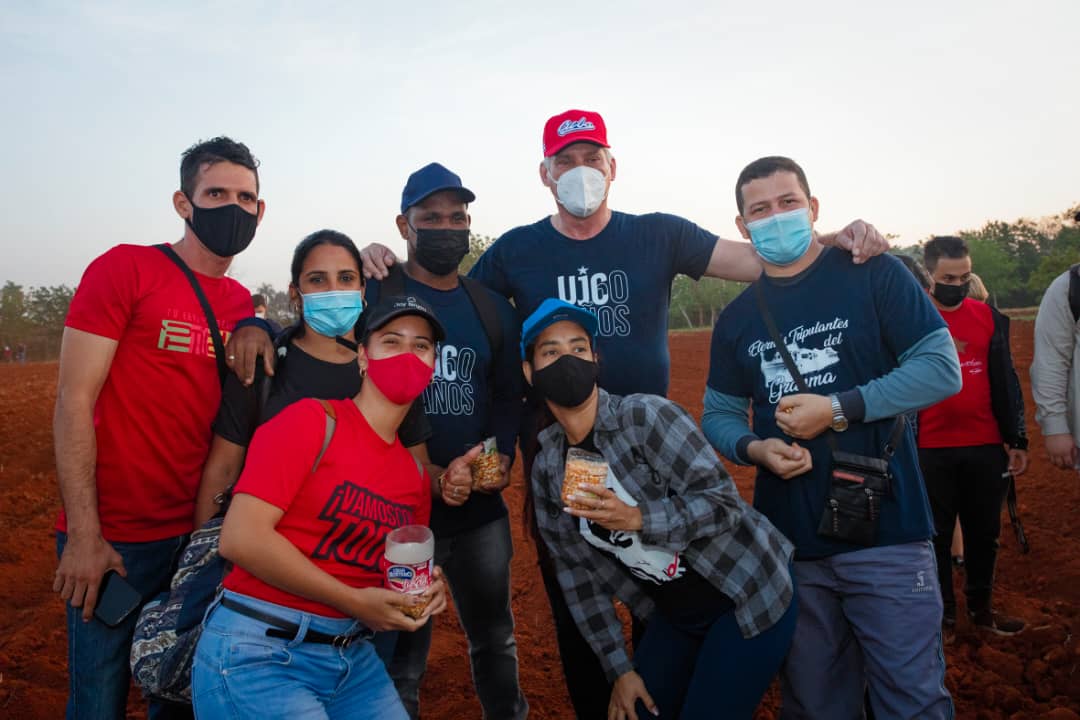 Después de sembrar la tierra y dialogar con la juventud, las energías se multiplican. Estamos celebrando dos cumpleaños: #60UJC y #OPJM61. Felicidades y gracias. Por la inspiración y por la alegría. Ser joven es una actitud. #CubaVive