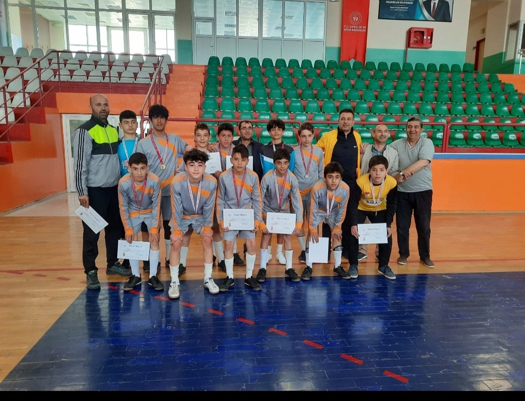 HakkiIho's tweet photo. Okulumuz Futsal Takımı Kırşehir'deki Bölge Finalinde 1. olmuş Türkiye Yarı Final müsabakalarında Konya'mızı temsil etmeye hak kazanmıştır. Emeği ge��enlere teşekkür ederiz.
@SeyitAliBuyuk 
@erkanyakisir
@TuranKAYACILAR 
@NizamettinTEZCN https://t.co/DzlXKHQc2U
