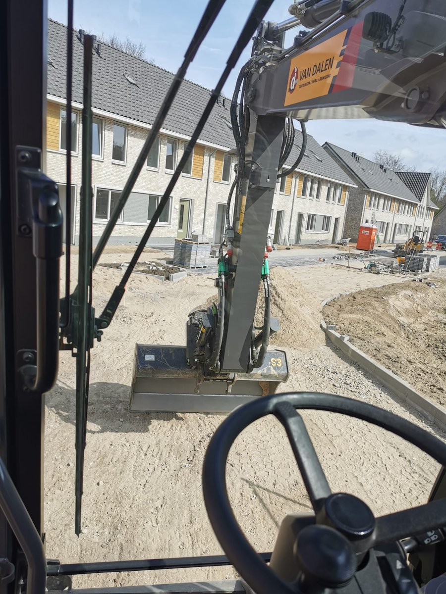 InfraVan's tweet photo. Voor onze opdrachtgever @KlokGroep hebben wij vorig jaar het nieuwbouwplan Hof van Nijmegen bouwrijp mogen maken.
Nu zijn we druk bezig om het plan woonrijp te maken.

#vandalen #infra &amp; #milieu #containers #reiniging #Huissen #Nijmegen https://t.co/Te5aauo4NF