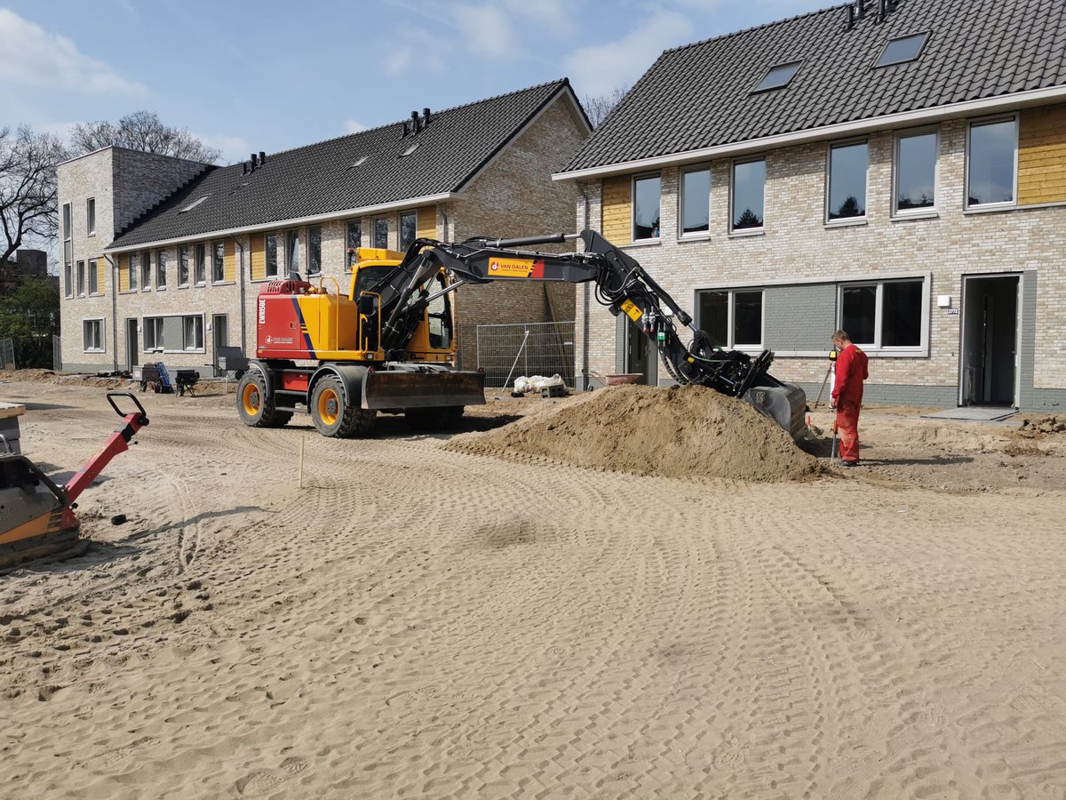 InfraVan's tweet photo. Voor onze opdrachtgever @KlokGroep hebben wij vorig jaar het nieuwbouwplan Hof van Nijmegen bouwrijp mogen maken.
Nu zijn we druk bezig om het plan woonrijp te maken.

#vandalen #infra &amp; #milieu #containers #reiniging #Huissen #Nijmegen https://t.co/Te5aauo4NF
