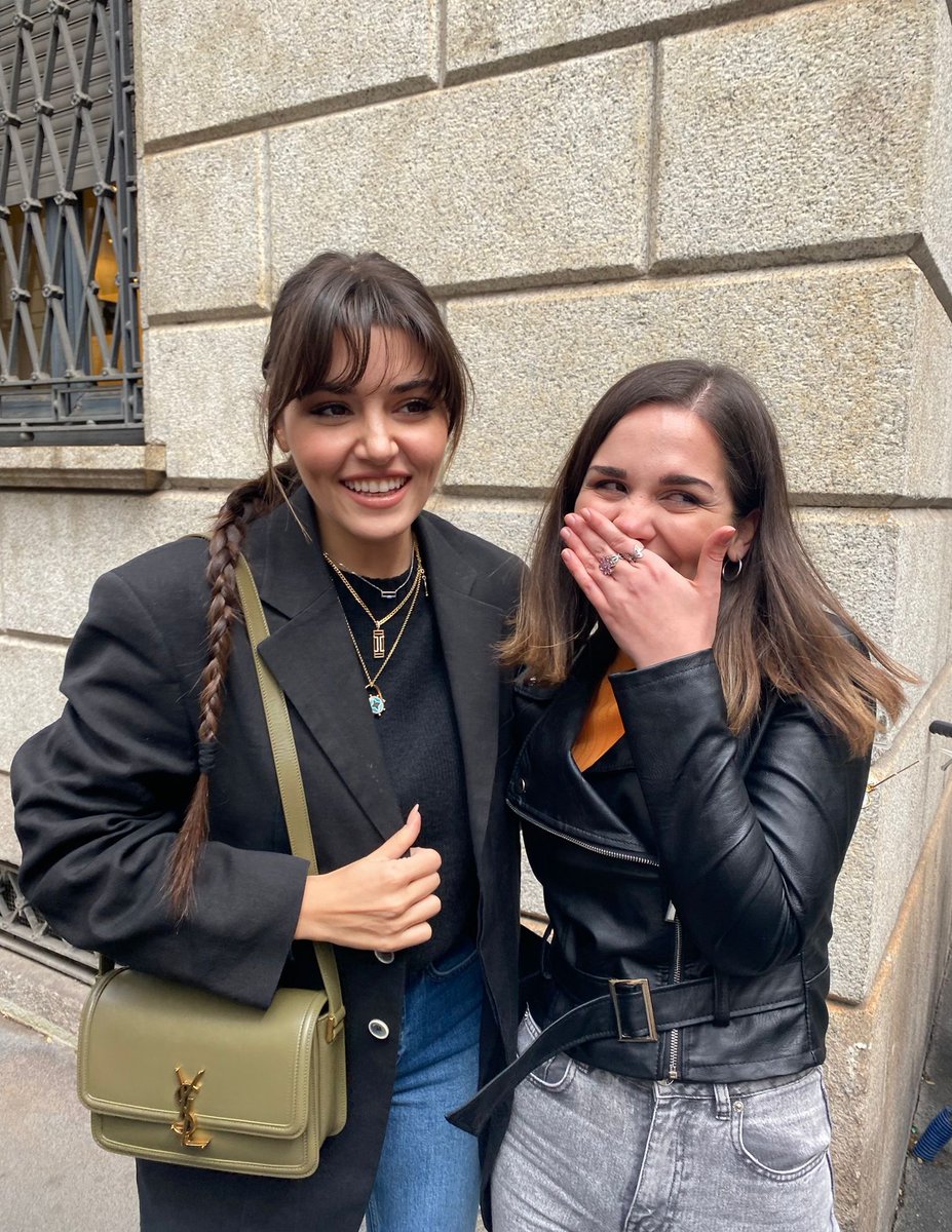 effervescenti's tweet photo. I can't she's so beautiful 😭🥲🥲
I love this style 
I love this hair 
I live this makeup 
I love this sunglasses 
I love this jewelry 
I love this smileeeee😭🙂
@HandeErcel https://t.co/77M7J1YQC5
