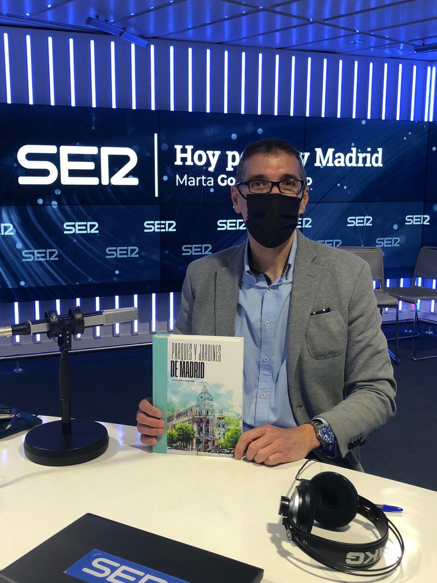 HoyxHoyMadrid's tweet photo. 📚 🌳 Se acaba de publicar 'Parques y jardines de Madrid' (@Planetadelibros, 2022), un libro exhaustivo sobre los parques y zonas verdes de Madrid

🖋️ Hablamos con su autor, Antonio Morcillo, ingeniero de montes y subdirector de parques y jardines del 
@MADRID https://t.co/oyARoLAtGX