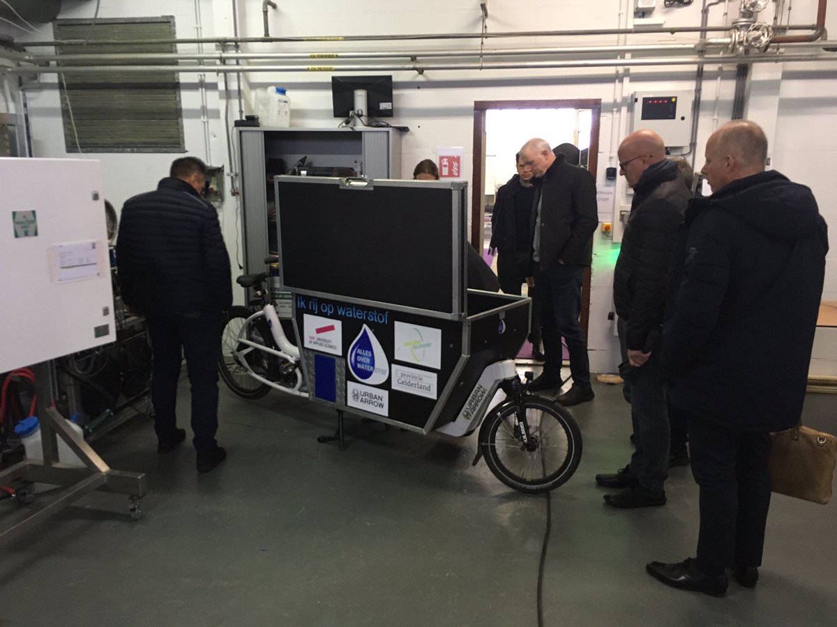 Litouwse transport delegatie ter inspiratie op bezoek bij het <a href="/HANnl/">HAN University of Applied Sciences (HAN)</a> #waterstof lab, waar <a href="/HyMatters_com/">HyMatters</a> en <a href="/alleswaterstof/">Alles over Waterstof</a> hun #H2applicaties demonstreren. <a href="/provgelderland/">Provincie Gelderland</a> @IndustrieparkNL <a href="/gemeentearnhem/">Gemeente Arnhem</a> <a href="/economicboard/">The Economic Board Regio Arnhem Nijmegen</a> <a href="/RVO_Innovatie/">RVO - Innovatie</a> <a href="/vnoncwmidden/">VNO-NCW Midden</a>