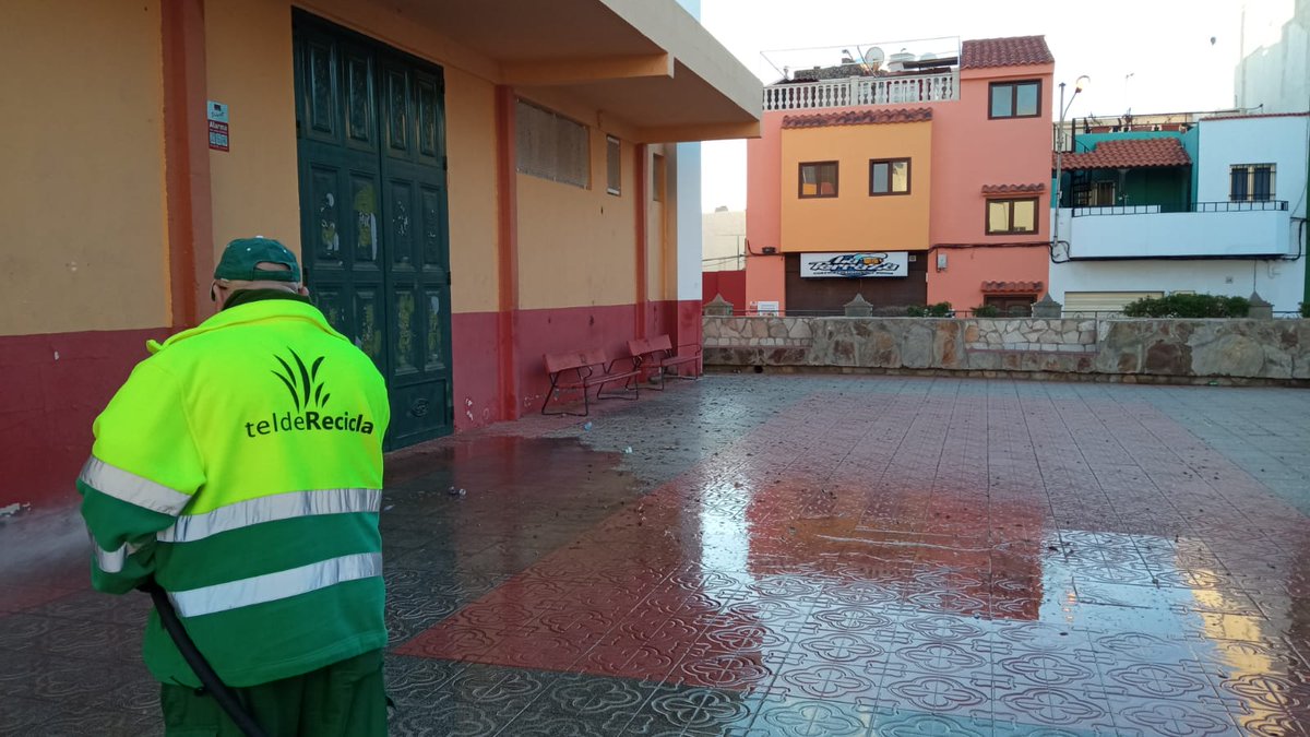 TeldeLimpia's tweet photo. 🔝La plaza de #ElGoro y los alrededores es una de las áreas en las que los compañeros del #ServicioDeLimpieza han actuado este lunes.
¡Trabajamos por #Telde!💪
#TeldeLimpia #LimpiezaViaria #Reciclaje https://t.co/xoV7zgR2pE