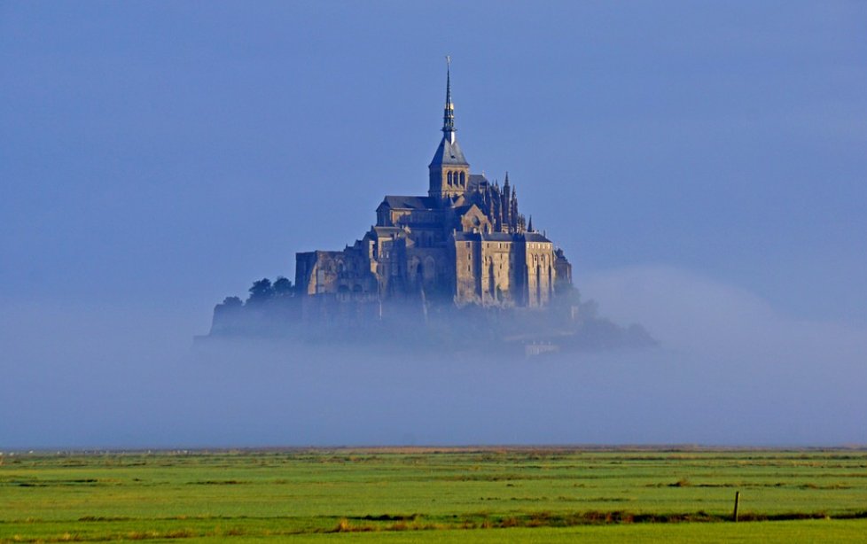 viajandoxlmundo's tweet photo. El #MontSaintMichel tiene la particularidad de ser un islote rocoso rodeado de una maravillosa bahía, escenario de las mayores mareas de Europa. El monte y su bahía fueron clasificados en 1979 como Patrimonio Mundial de la Humanidad de la UNESCO
#Airmet
#GrupoAirmet https://t.co/hb48n9BNgt