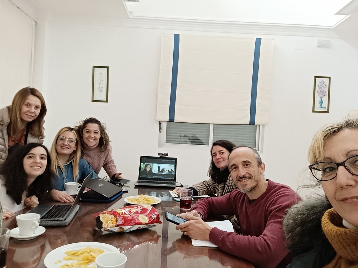 rosamelero's tweet photo. El equipo de #MkForSociety aprendiendo a manejar mejor Twitter con @Saravamo y @AlazneAC 
Gracias chicas!!!🤩 https://t.co/S9QMjRbIlV
