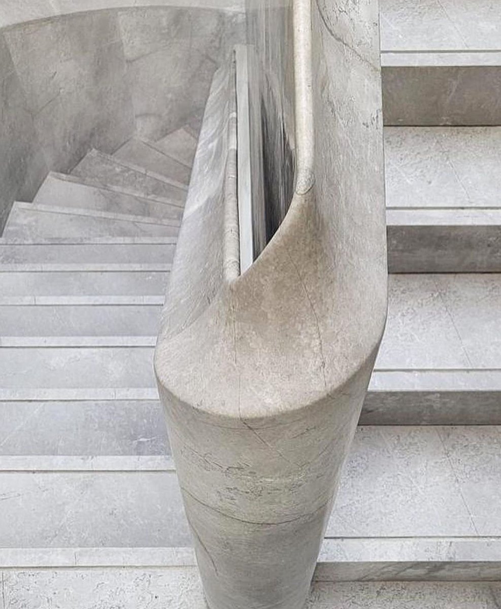 MmaProjects's tweet image. Villa BK, ongoing project - Detail of the Fior di bosco #marble staircase; composed by a series of #Monolithic elements that define the curves of this sculpted #marblestair. With #Petravivamarble.

#architecture #design #interiordesign #designmaterials