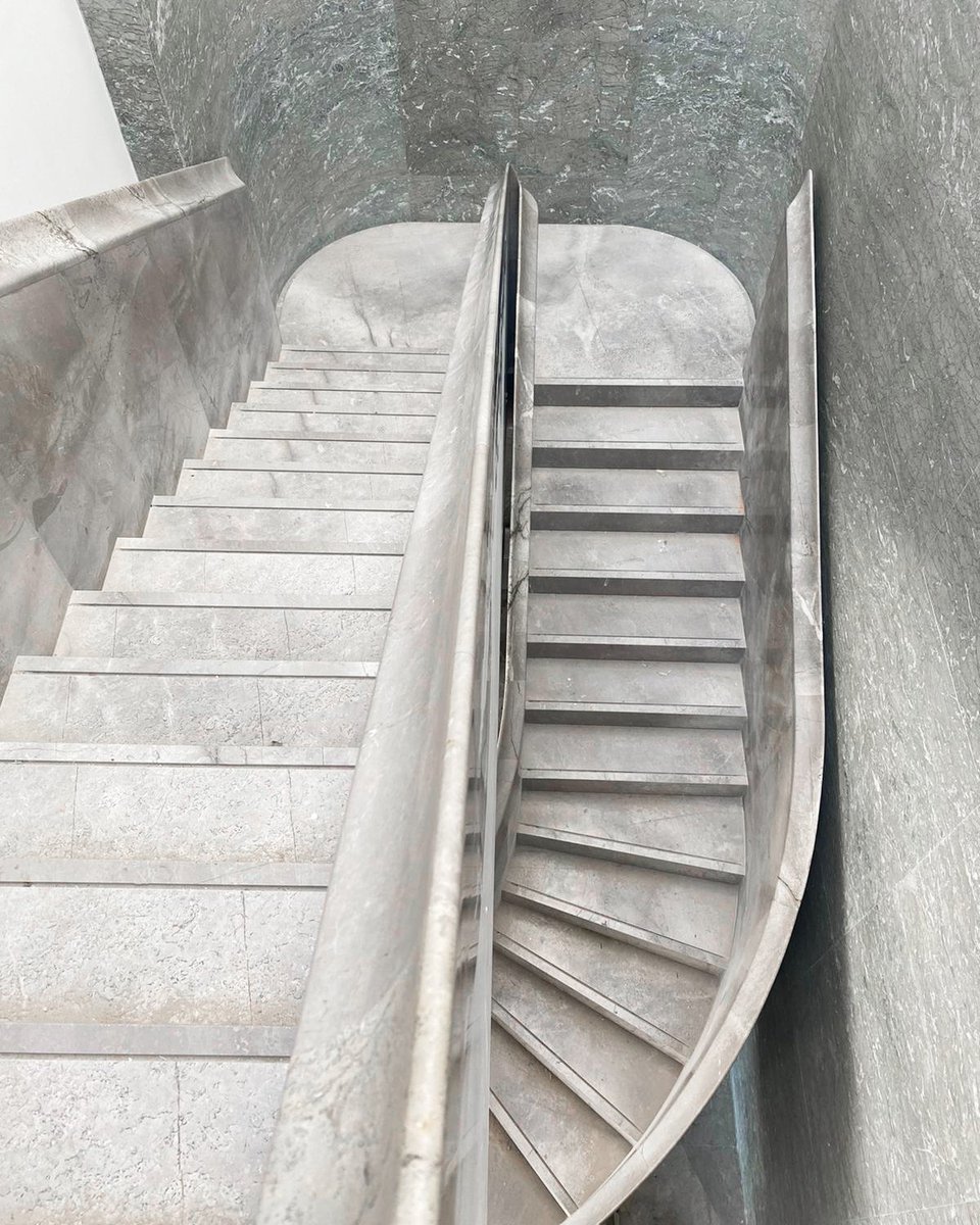 MmaProjects's tweet image. Villa BK, ongoing project - Detail of the Fior di bosco #marble staircase; composed by a series of #Monolithic elements that define the curves of this sculpted #marblestair. With #Petravivamarble.

#architecture #design #interiordesign #designmaterials