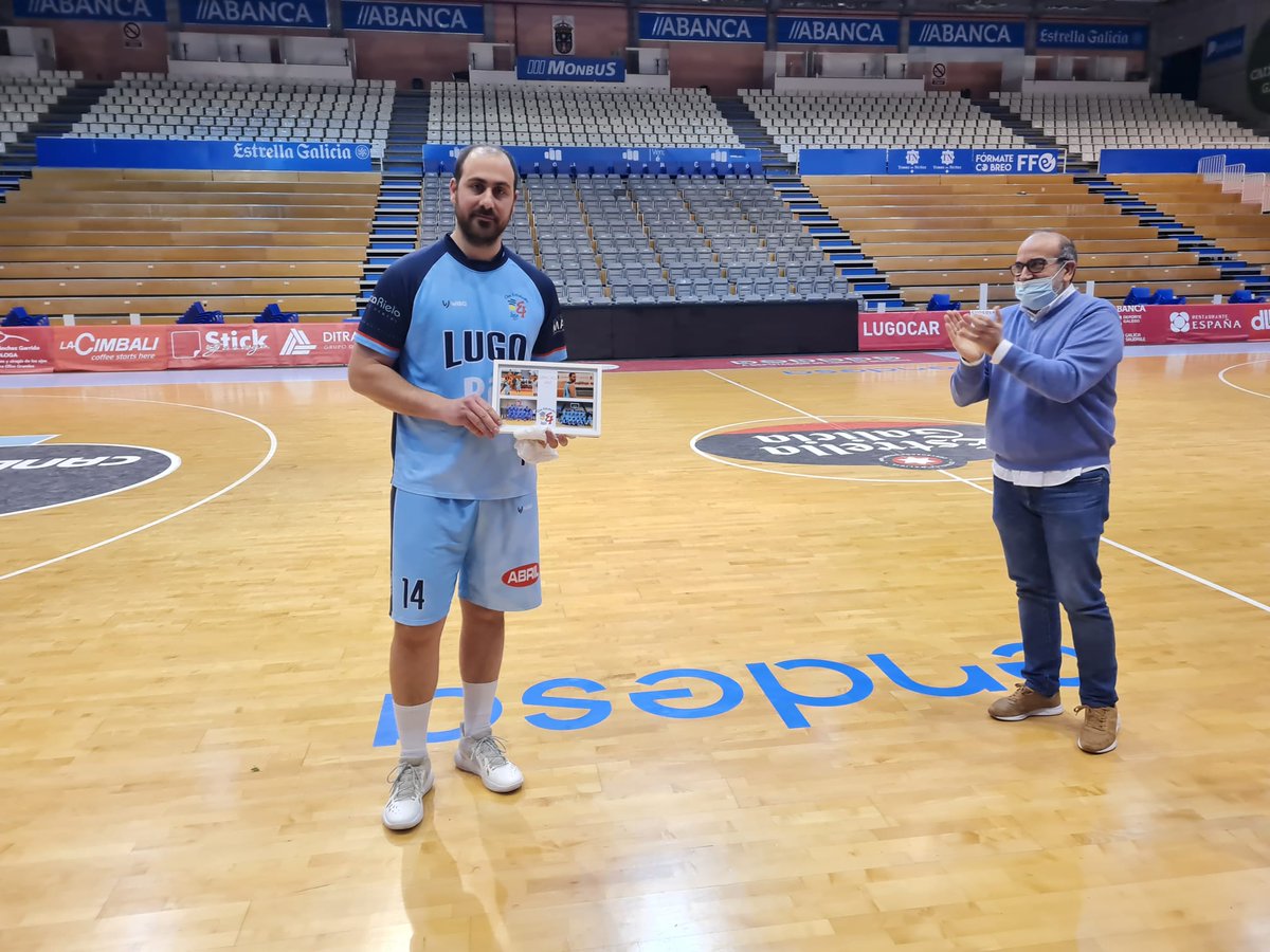 EstudiantesLugo's tweet photo. Javi Prieto, ligado a nuestro club desde los 18 años, recibió ayer un detalle en el que fue su último encuentro vistiendo la camiseta celeste como local.

Desde aquí agradecer todo su compromiso y dedicación en estos 13 años ligados al club. Gracias, Javi 🏀💙 https://t.co/BqUDnXPxix