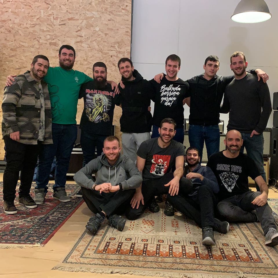NAIZirratia's tweet photo. 🔥 ‘#BesteBat’ saioko txanda berriak hasi genituen astelehenean!

👉 #Baizera
👉 @Urkizuiratz
👉 @lamiaktaldea
👉 #Elizabeltz

🖥 Entzun hemen behean aste hilabete berriko lehen saioak!

🔈▶️ https://t.co/idaPQq7xOP https://t.co/VrYlVPJ94l
