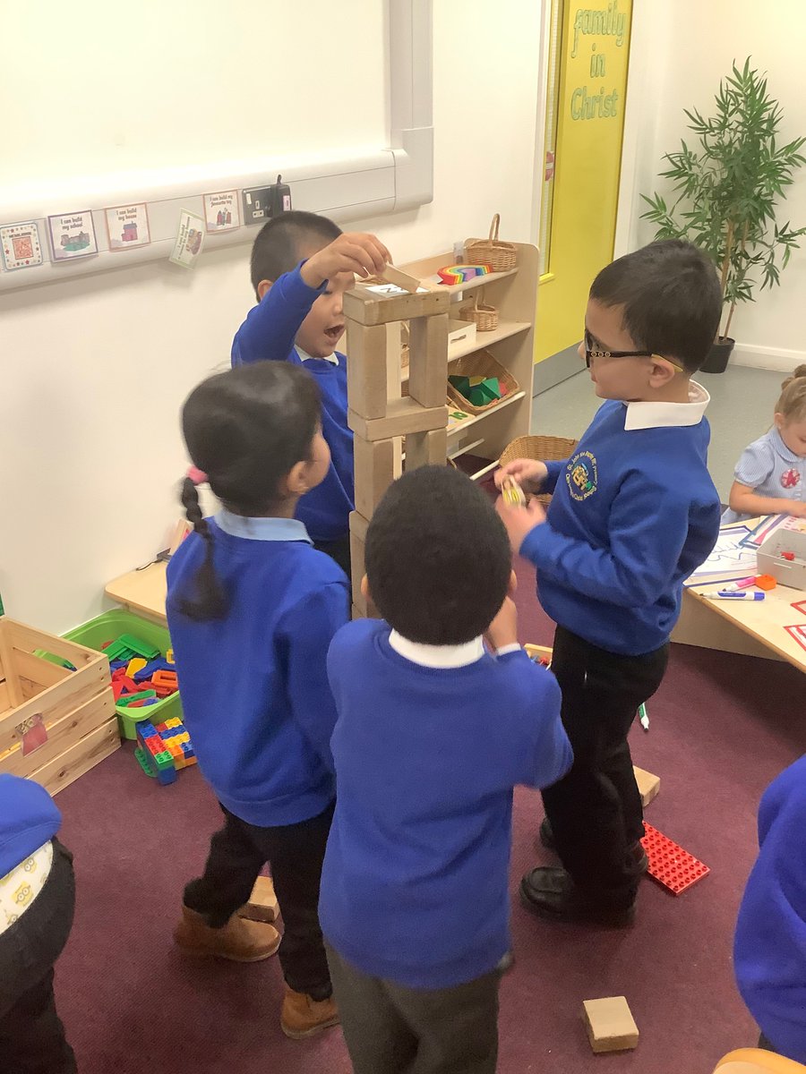 StJohnsRCRochEY's tweet photo. Team work makes the dream work! #buildingtogether #howhighcanitgo #construction #balance #eyfs https://t.co/CJdsvBBtEl