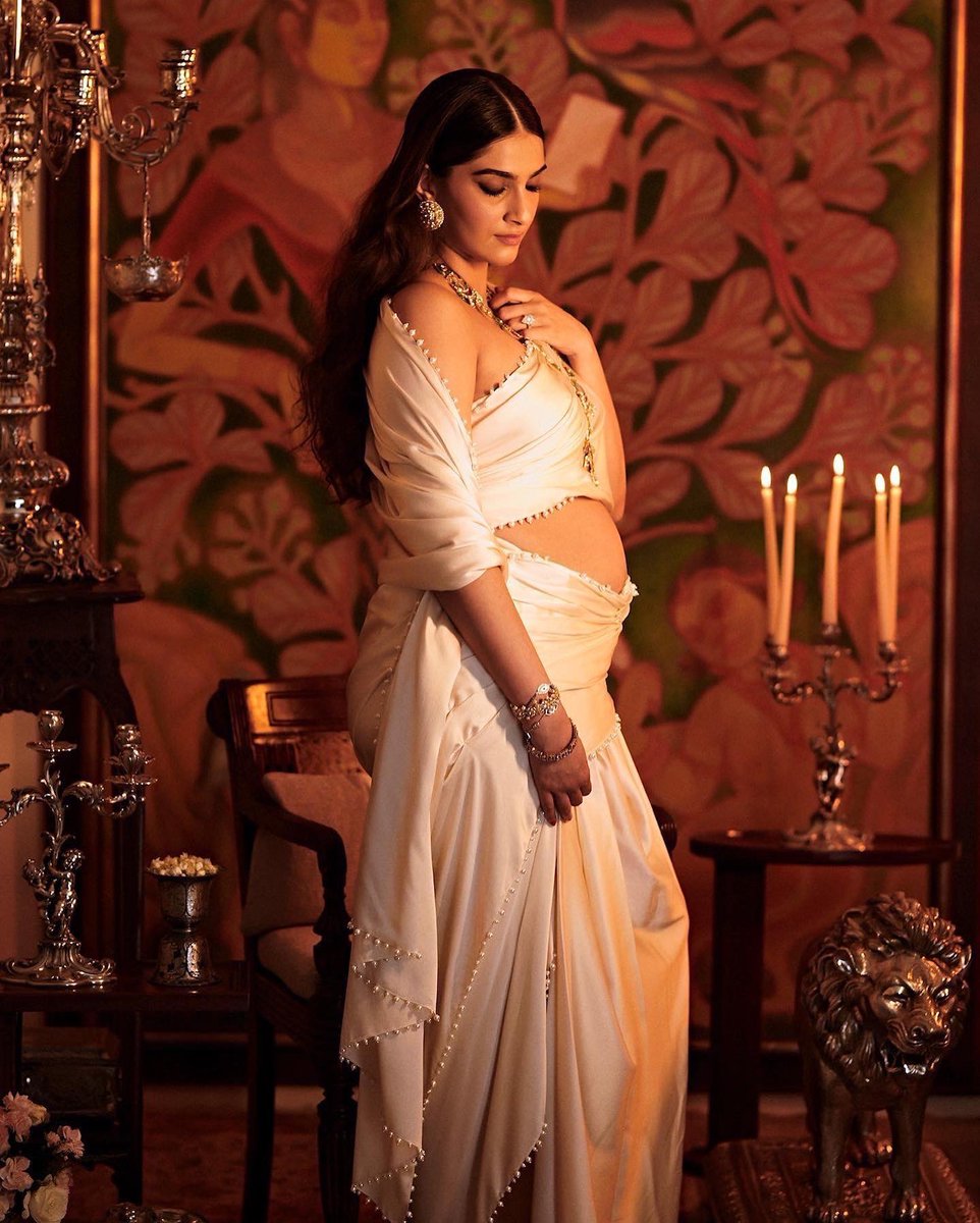Holy Moly! 
I remember #SonamKapoor as the ‘Saawariya’ girl &amp; suddenly I see her flaunting her baby bump which does make me super happy for the beautiful actress ❤️
<a href="/sonamakapoor/">Sonam K Ahuja</a>