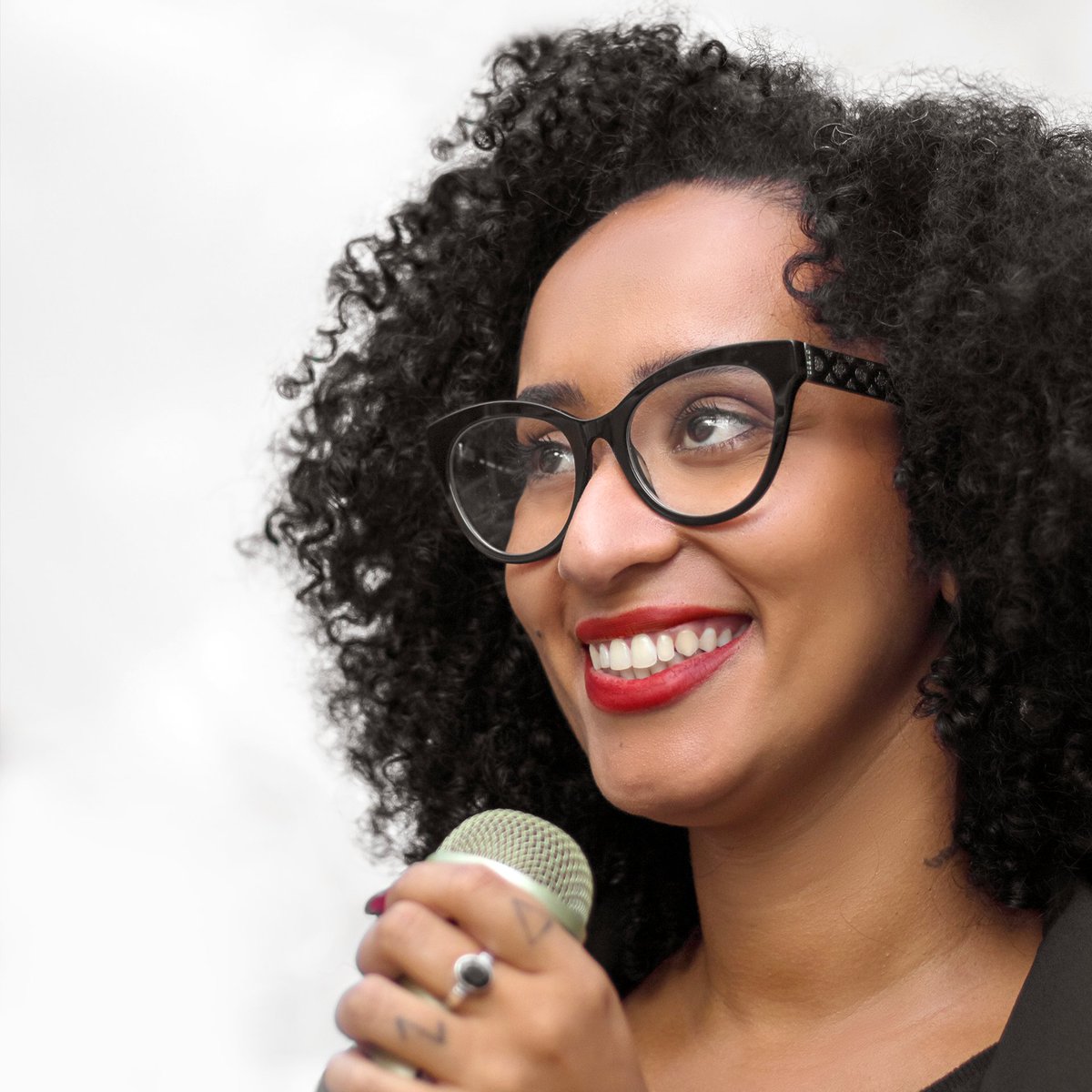 #NovaFotoDePerfil 

Depois de muitas conversas, hoje, com muita alegria, anunciamos, oficialmente, a minha pré-candidatura para Deputada Federal pelo PT!

O que há pouco tempo atrás era politicamente impossível agora é politicamente inevitável. 
#DiasMulheresVirão! ♥️