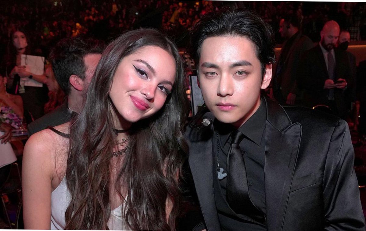 WORLDMUSICAWARD's tweet photo. #BTS' #V &amp; #OliviaRodrigo are the talk of the town at Music's Biggest Night as KIM TAEHYUNG trends at #2 on Twitter WORLDWIDE with #GRAMMYs trending at #1!💪👩‍🎤👩‍❤️‍👨🤔👨‍🎤💥🥈🌎🔥👑👑💜💜
https://t.co/JgHNhhU86a https://t.co/dQGKUvTkjO