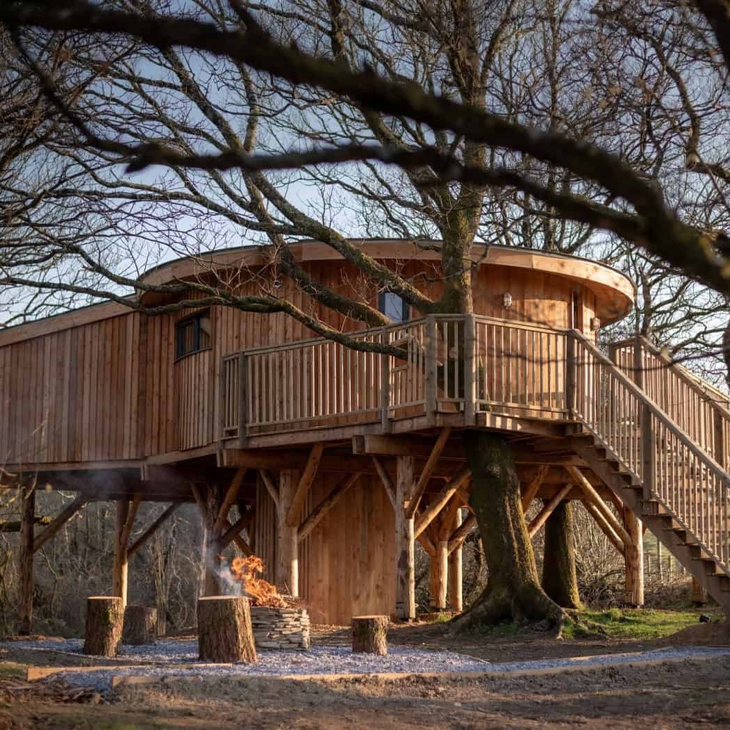 PeteDGrant's tweet photo. 🌳 Treehouse Delight! 🌳 Check out this fabulous treehouse in Wales, complete with stunning copper bath on the balcony, fire pit and hot tub!
https://t.co/yV92BpwByi
#wales #cardiganwales #treehouse #treehouselife #treehouseholiday #treehousedreams #treehousedesign https://t.co/GxJXbkdeRB