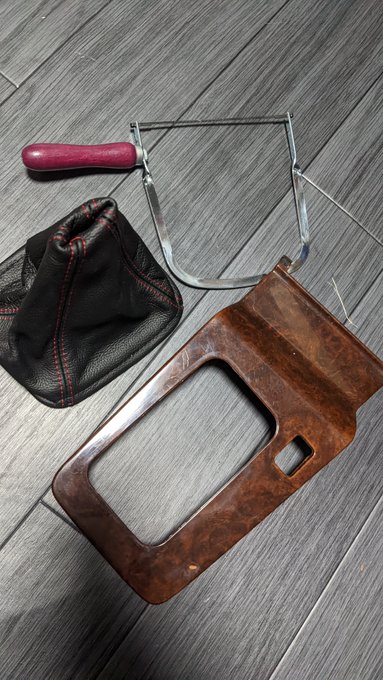 本日のDIY(どうなってもいいからやってみよう)のコーナーです。

...カパカパだったATパネルよりマシ程度にはなりました。 