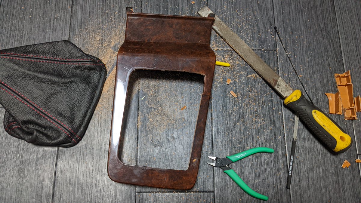 本日のDIY(どうなってもいいからやってみよう)のコーナーです。

...カパカパだったATパネルよりマシ程度にはなりました。 