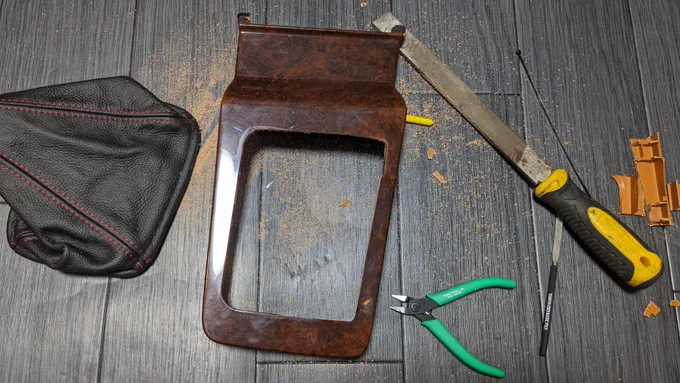 本日のDIY(どうなってもいいからやってみよう)のコーナーです。

...カパカパだったATパネルよりマシ程度にはなりました。 