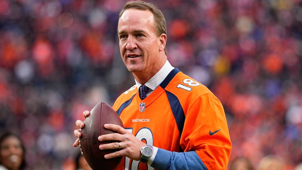 AroundTheNFL's tweet photo. Peyton Manning advising Russell Wilson on transition to Denver Broncos

https://t.co/DxAagCTjoj https://t.co/AuvbD6oIUG