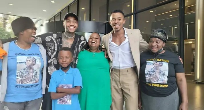 Iam_NBF's tweet image. Awww Libo with themba&apos;s family 😩❤️
#Libo𓃵
#ThembaBroly𓃵
#BBMzansi