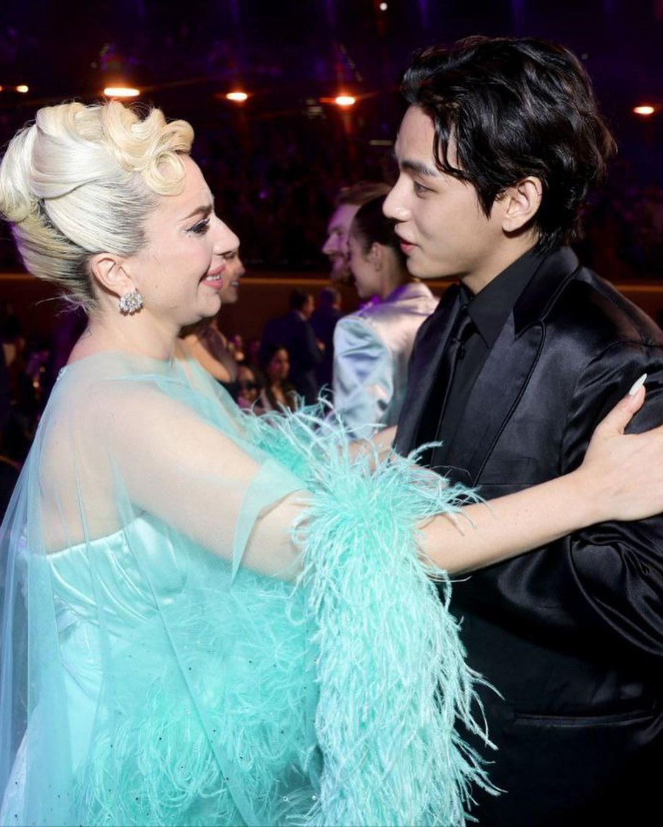 Elymin136's tweet photo. la manera en que kim taehyung subió esta secuencia de fotos con lady gaga y puso al pie "My jazz queen is @ladygaga 🧡" 😭😭😭😭 "mi reina del jazz" [CRY]

• https://t.co/MSM06VvKp7 https://t.co/ziI3w7n2vw