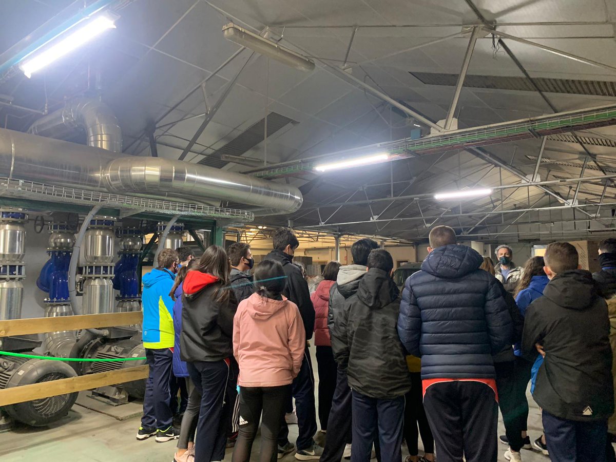 rebienergia's tweet photo. Dos cursos de alumnos de Tercero de la ESO del Colegio Claret de Aranda de Duero visitaron la Red de Calor el día 22 de marzo. Se fueron tan contentos por la visita como nosotros agradecidos por el interés que les suscitó. Esperamos que se realice todos los años!! https://t.co/alx6O8c8XI